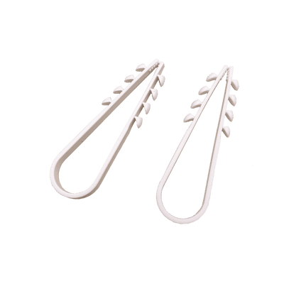 Bolsa con 100 clips sujetadores de plástico para cables de 11 a 19 mm. Ideales para instalaciones en pared, brindan sujeción firme y segura.