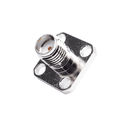 Conector SMA Hembra, Montaje de Panel Cuadrado, 4 Perforaciones, Soldable, Niquel/ Oro/ Teflón.